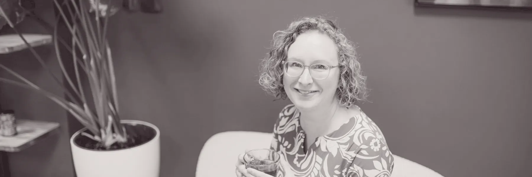 Saskia Kukken met een kop thee